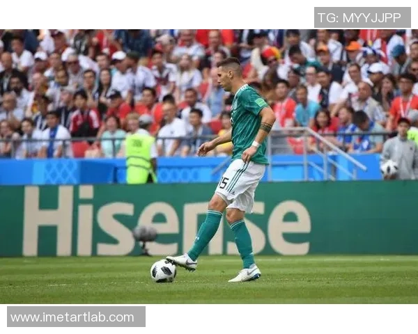 贝肯鲍尔：从绿茵场到足球皇帝的辉煌历程与传奇影响